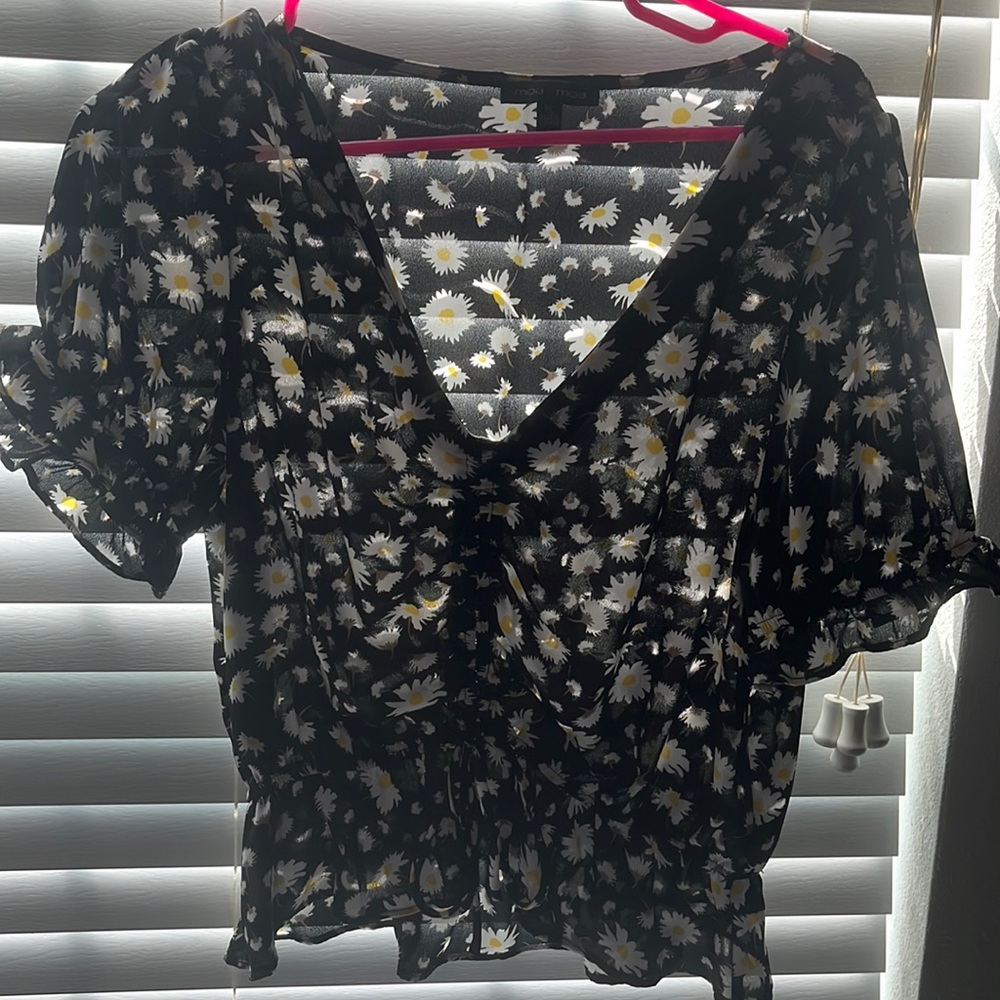 Cropped black daisy blouse worn once no tags